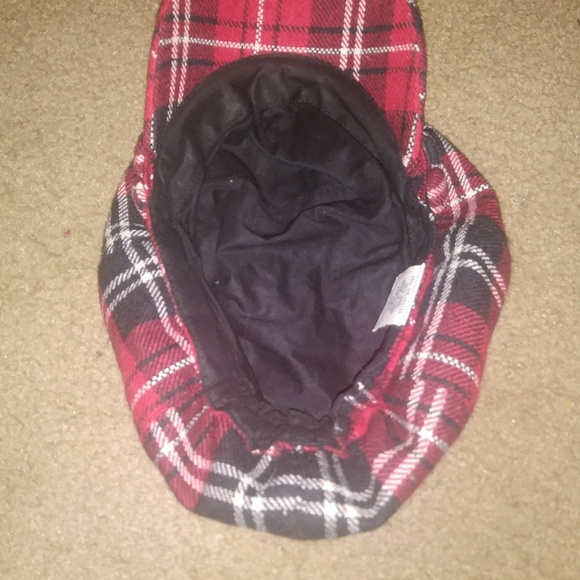 A hat - Picture 2 of 3